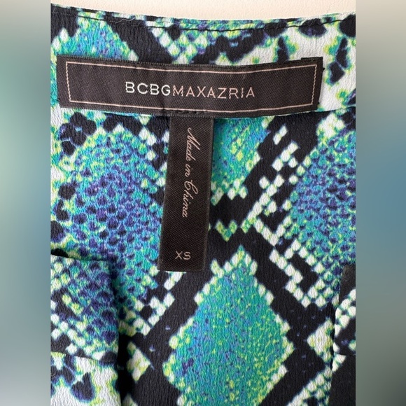 BCBG Maxazria Sleeveless Snake Print Blouse
Split Neck Size XS Green/ Black - Picture 4 of 6